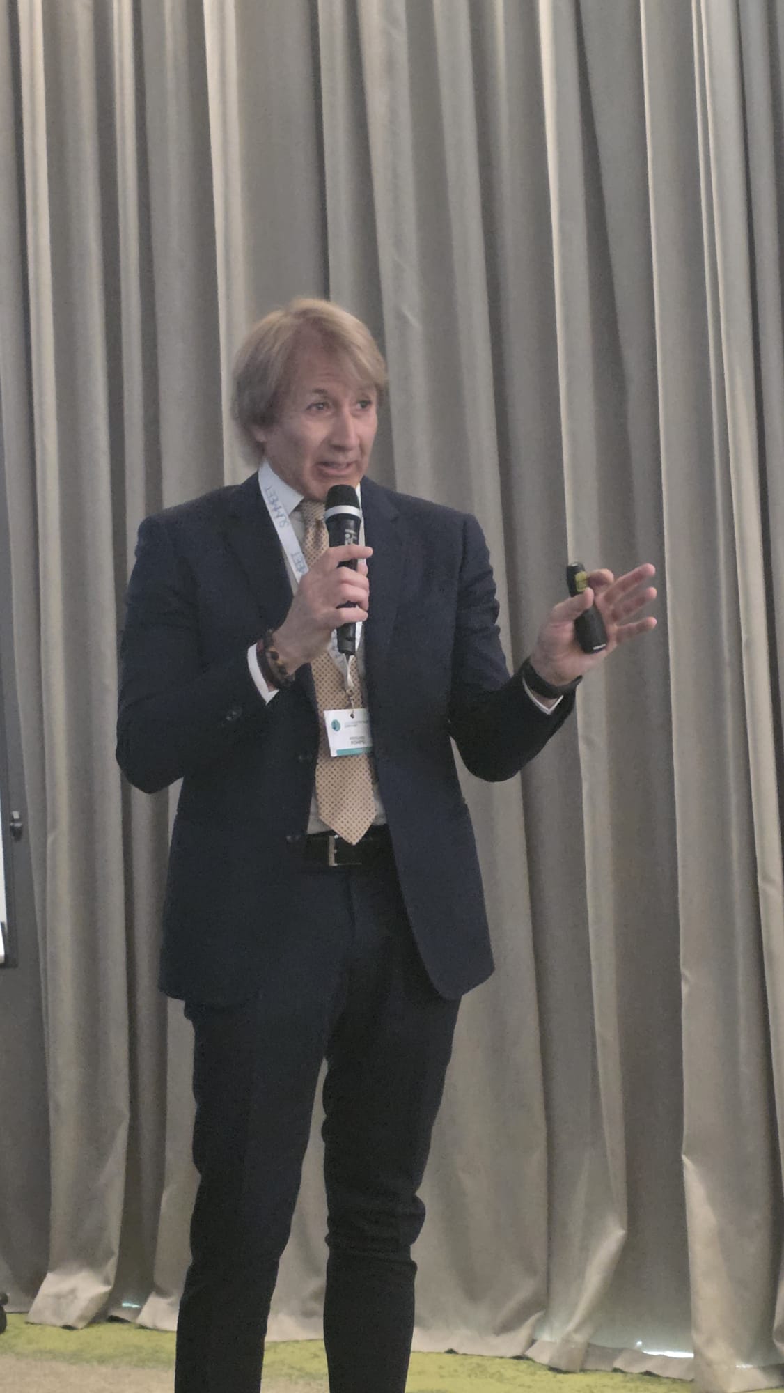 Prof. Pierluigi Pompei durante una conferenza scientifica